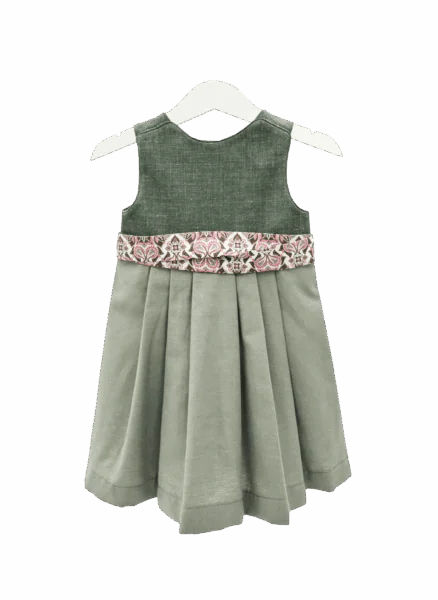 Babydirndl in verschiedenen grün-Tönen mit gemusterter rosa-farbener Schürze. Rückenansicht