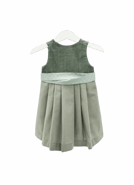 Babydirndl in verschiedenen grün-Tönen mit gemusterter mint-farbener Schürze. Rückenansicht