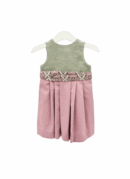 Babydirndl mit salbei-farbenem Oberteil, rosa in Falten gelegter Rock und gemusterter Schürze. Rückenansicht