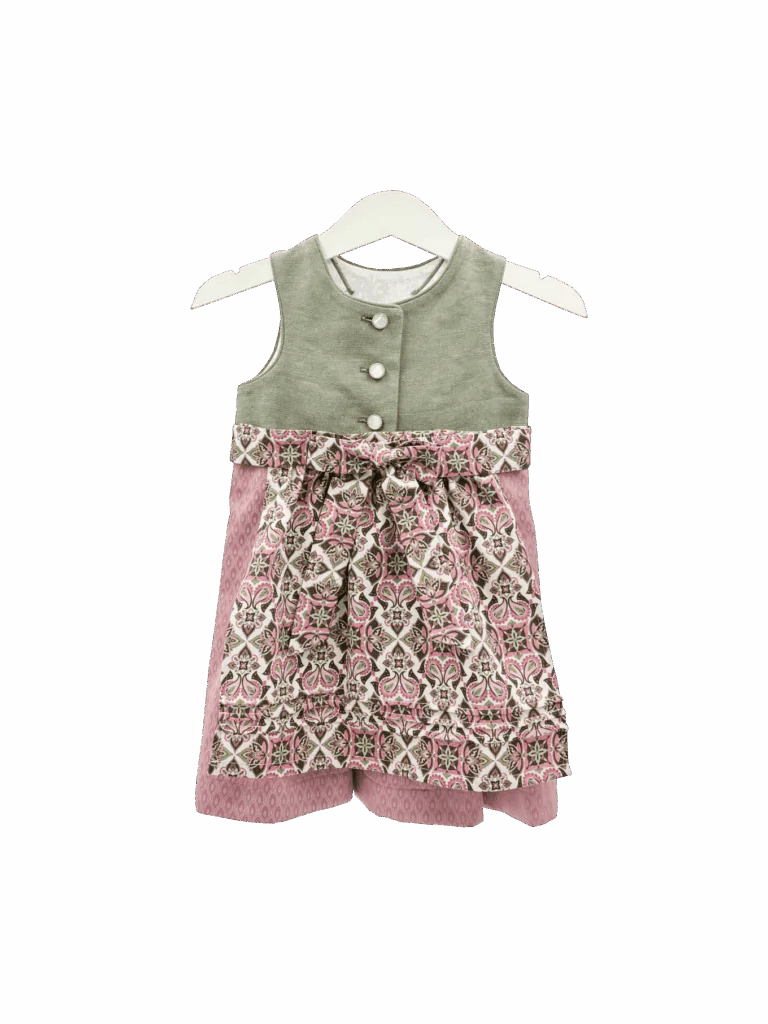 Babydirndl mit salbei-farbenem Oberteil, rosa in Falten gelegter Rock und gemusterter Schürze. Vorderansicht