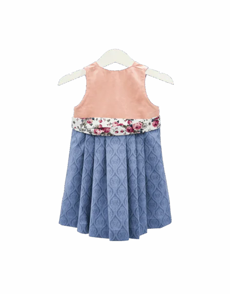 Babydirndl mit rosa Oberteil, blauen gemusterten Rock und helle rosa geblümte Schürze. Rückenansicht