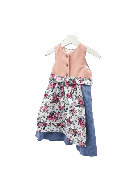 Babydirndl mit rosa Oberteil, blauen gemusterten Rock und helle rosa geblümte Schürze. Seitenansicht