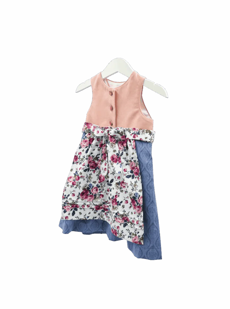 Babydirndl mit rosa Oberteil, blauen gemusterten Rock und helle rosa geblümte Schürze. Seitenansicht