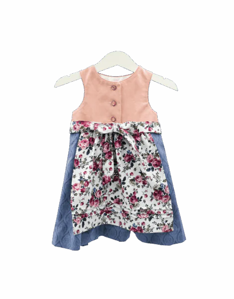 Babydirndl mit rosa Oberteil, blauen gemusterten Rock und helle rosa geblümte Schürze. Vorderansicht