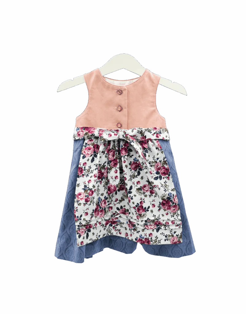 Babydirndl mit rosa Oberteil, blauen gemusterten Rock und helle rosa geblümte Schürze. Vorderansicht