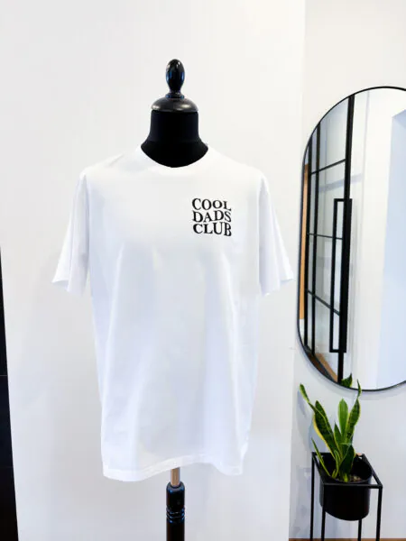 T-Shirt aus Bio-Baumwolle in weiß mit Stickerei "Cool Dads Club"