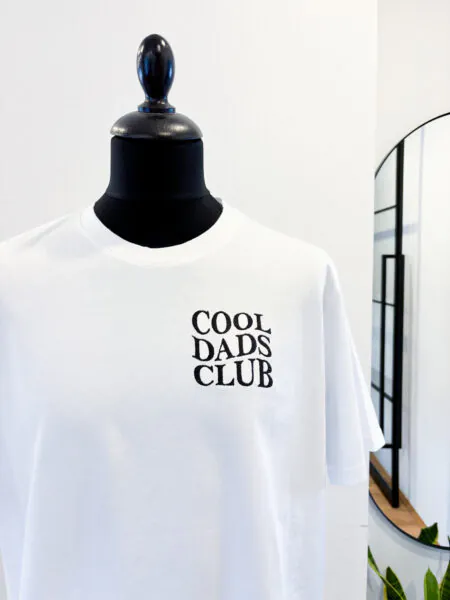 T-Shirt aus Bio-Baumwolle in weiß mit Stickerei "Cool Dads Club"