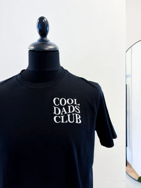 T-Shirt aus Bio-Baumwolle in schwarz mit Stickerei "Cool Dads Club"