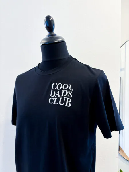 T-Shirt aus Bio-Baumwolle in schwarz mit Stickerei "Cool Dads Club"