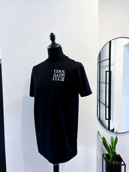 T-Shirt aus Bio-Baumwolle in schwarz mit Stickerei "Cool Dads Club"