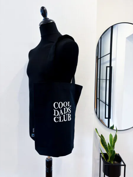 Twill Bag "Cool Dads Club" in schwarz mit weißer Stickerei