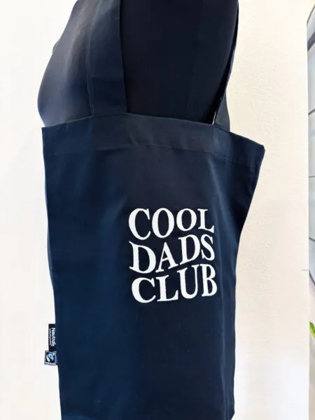 Twill Bag "Cool Dads Club" in schwarz mit weißer Stickerei